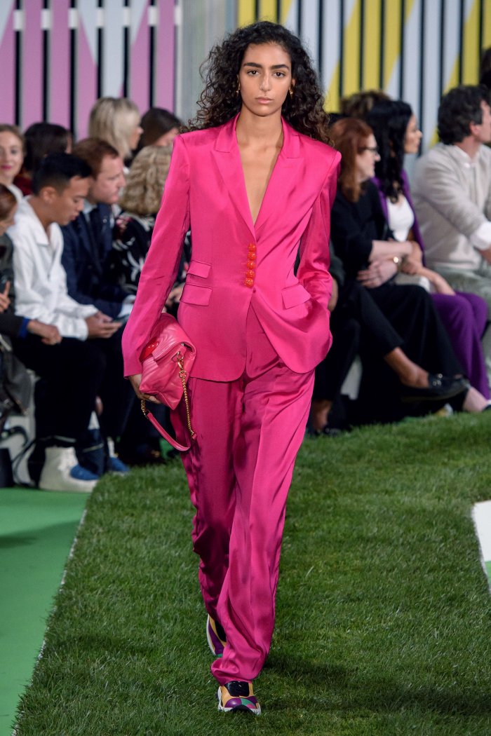 Эскада показ