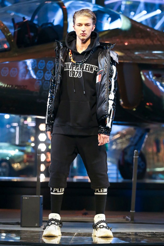 Маска на модном показе 2021