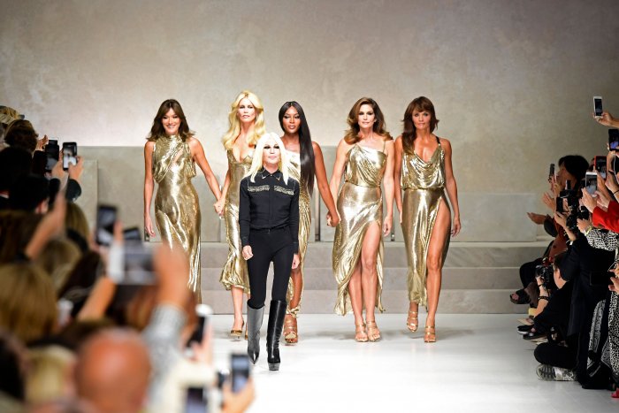 Модели 90х на шоу Версаче