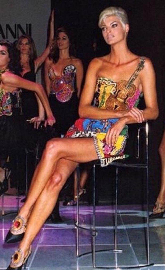 Модели 90-х в золотых платьях от Версаче