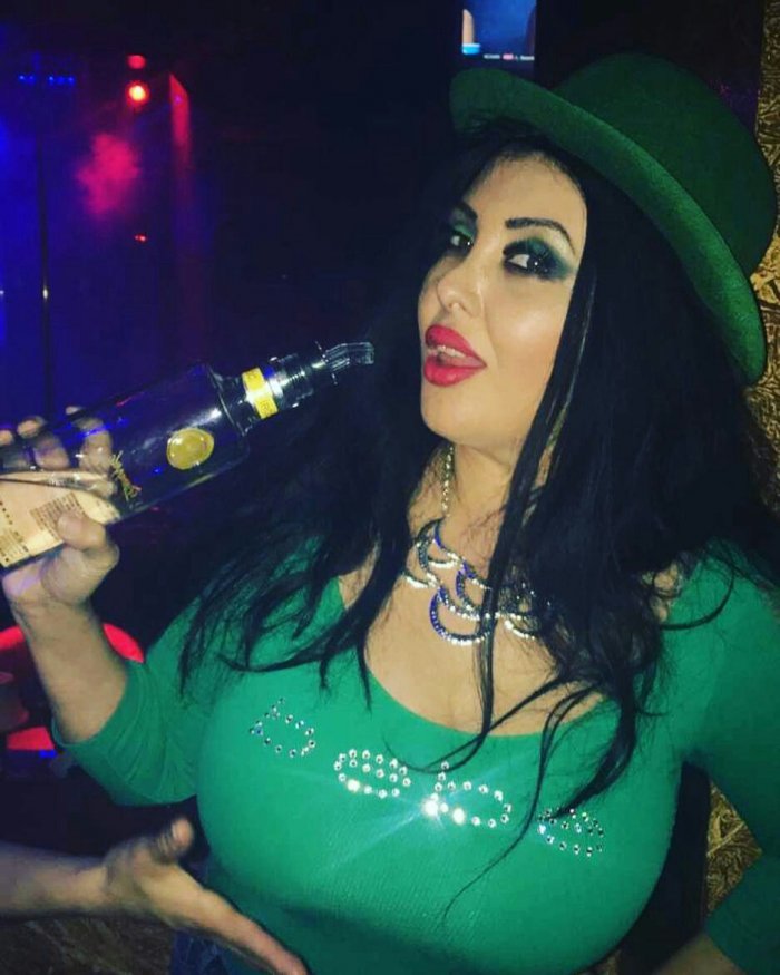 Грудастую Daylene Rio