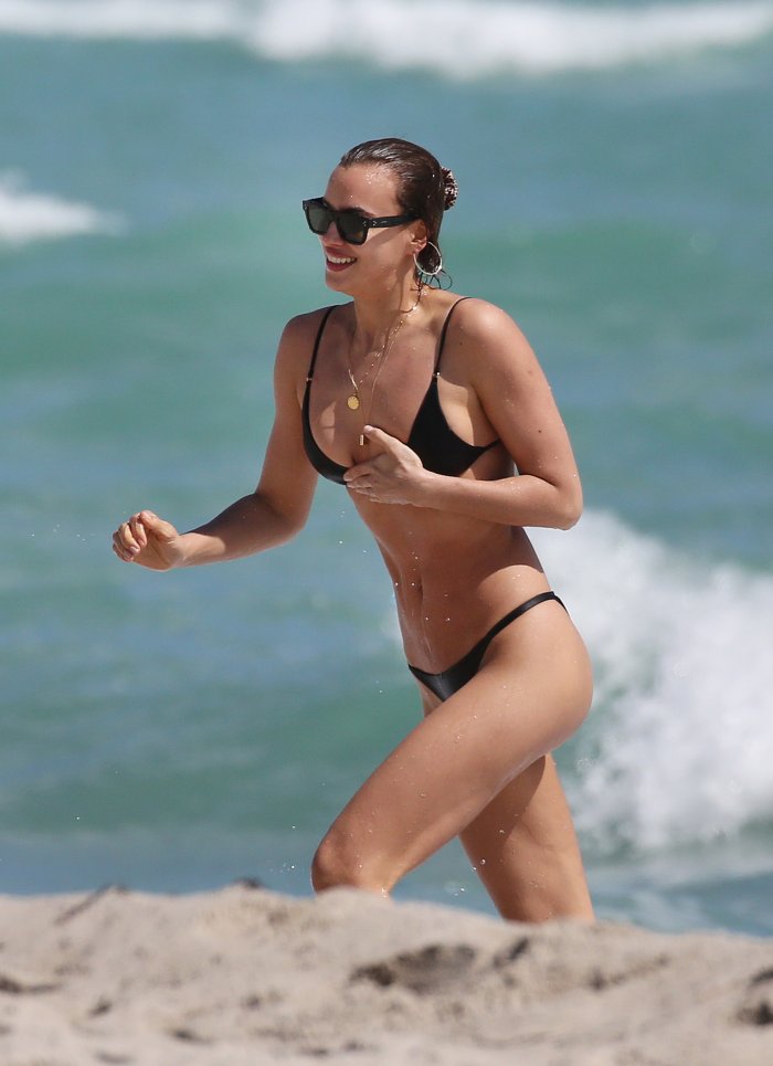 Ирина Шейк на пляже папарацци