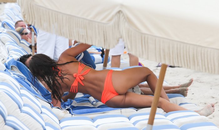 Ирина Шейк на пляже папарацци