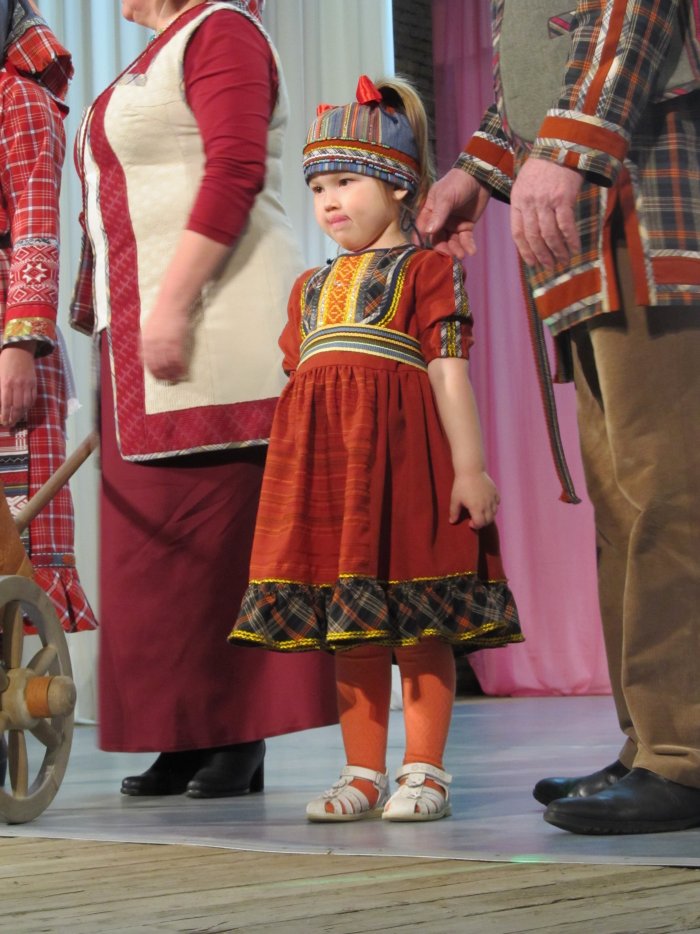 Дети в удмуртских национальных костюмах