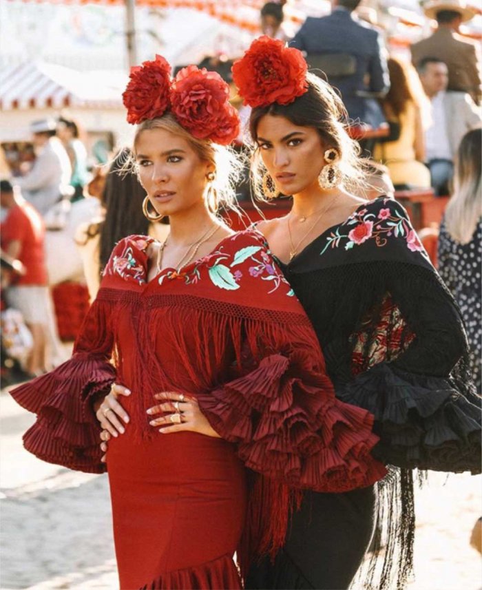 Красивые испанки в национальных нарядах