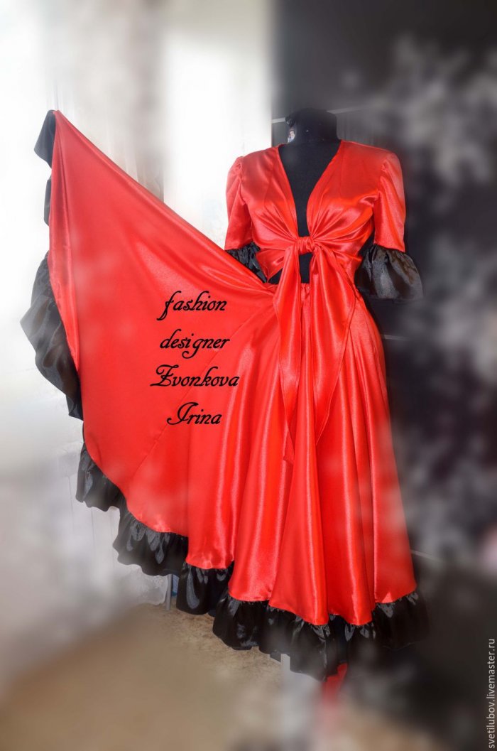 Испанка в национальном костюме