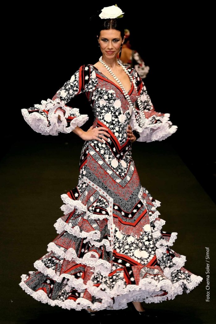 Испанское женское платье