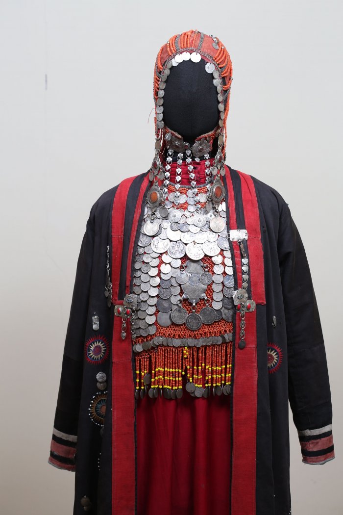 Башкир и башкирка в национальных костюмах