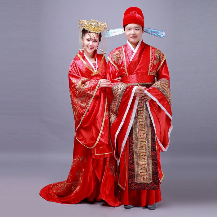 Башкир и башкирка в национальных костюмах