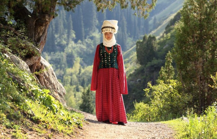 Алтайская девушка в национальном костюме в горах