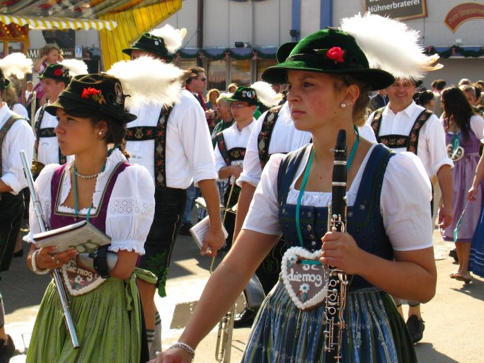 Немки в национальной одежде