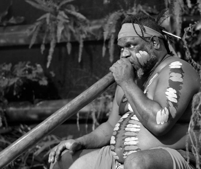 Австралийские аборигены добывают огонь