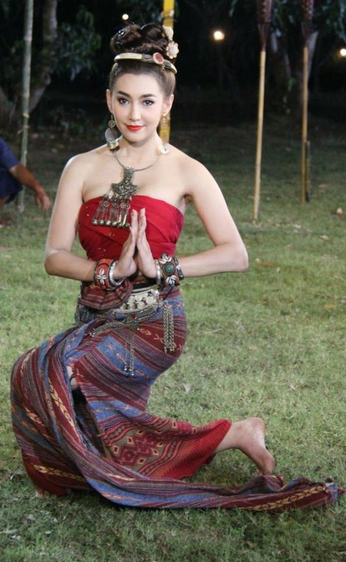 Красивая тайка в национальной одежде