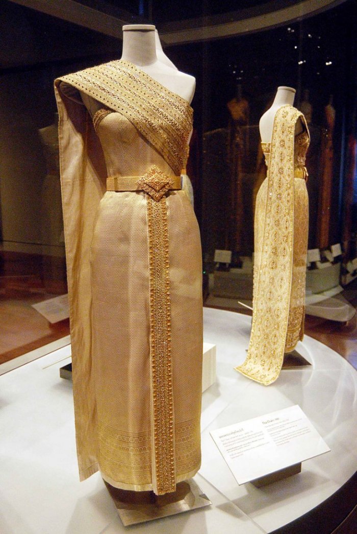 Тайка в национальном костюме