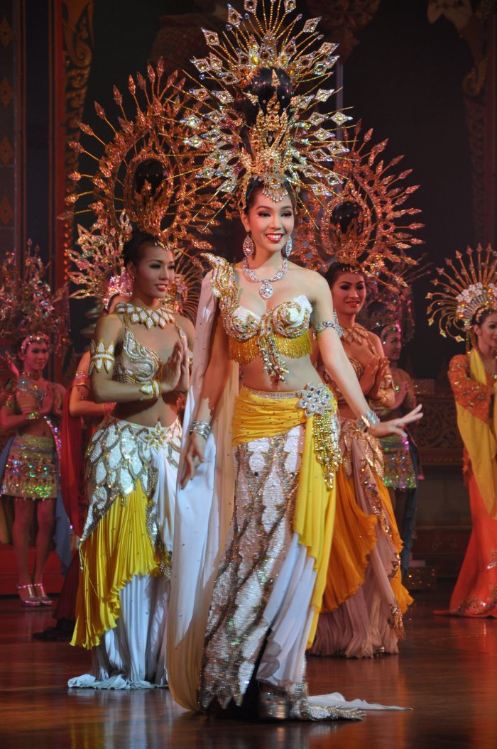 Тайка в национальной одежде