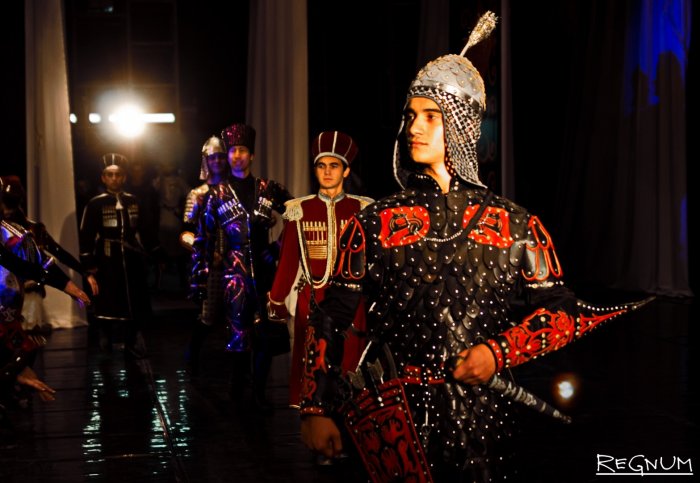 Национальный кабардинский костюм женщины