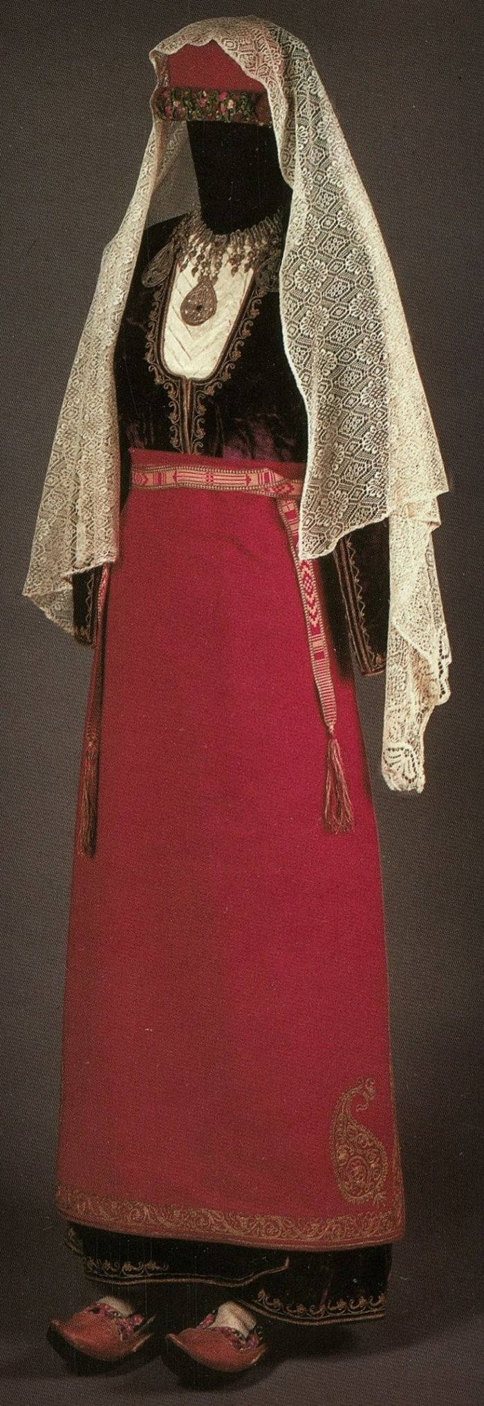 Тараз Национальная армянская одежда