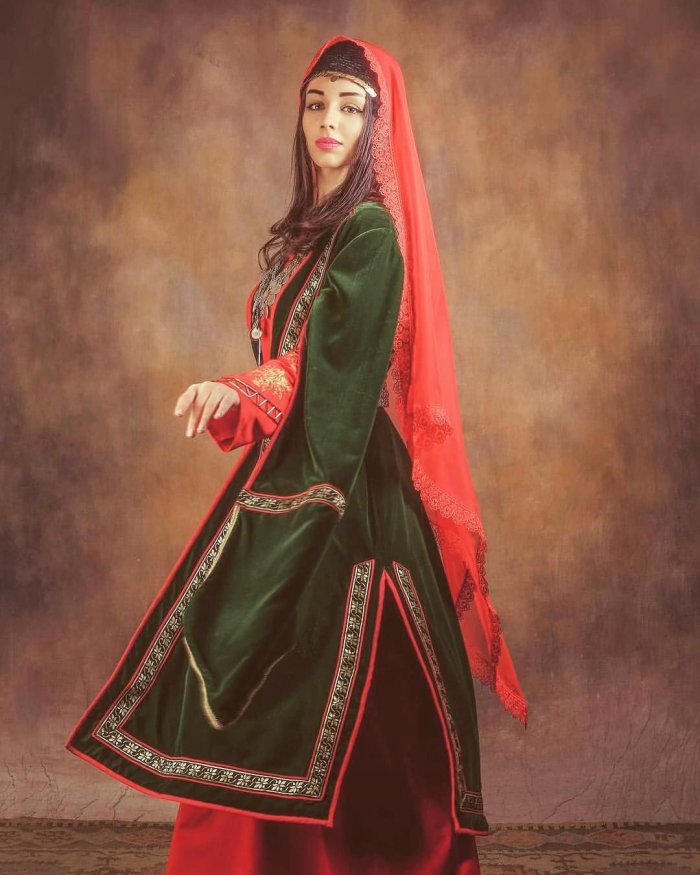 Западно армянский национальный костюм