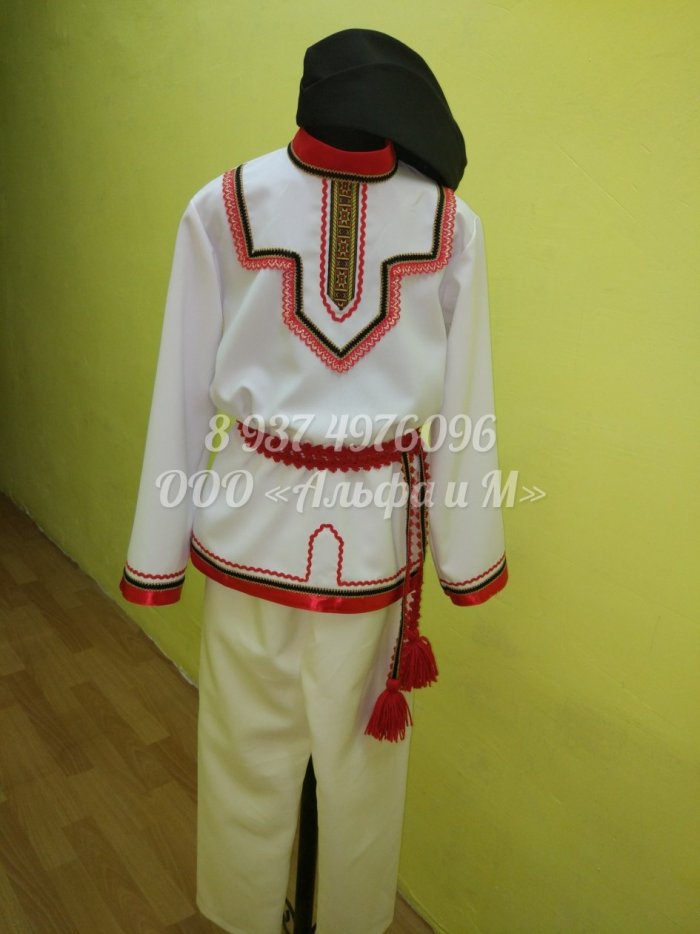 Мальчик в марийском костюме