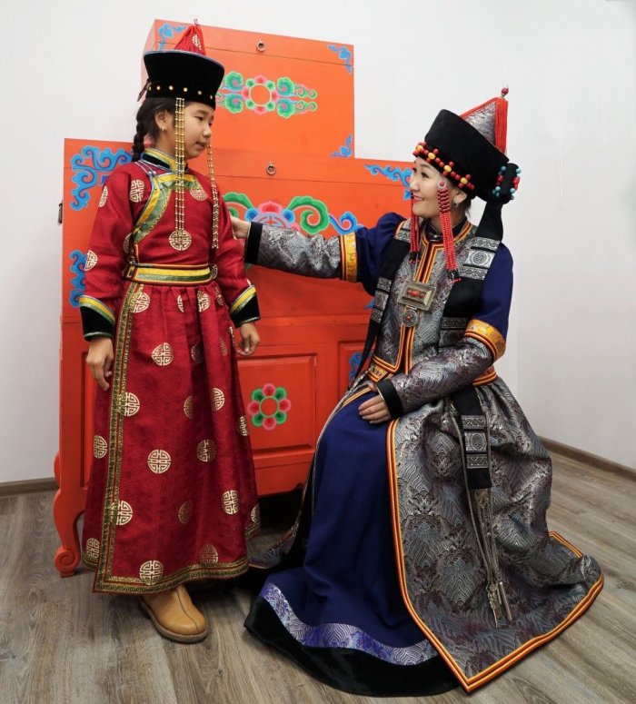 Буряты национальный наряд дэгэл