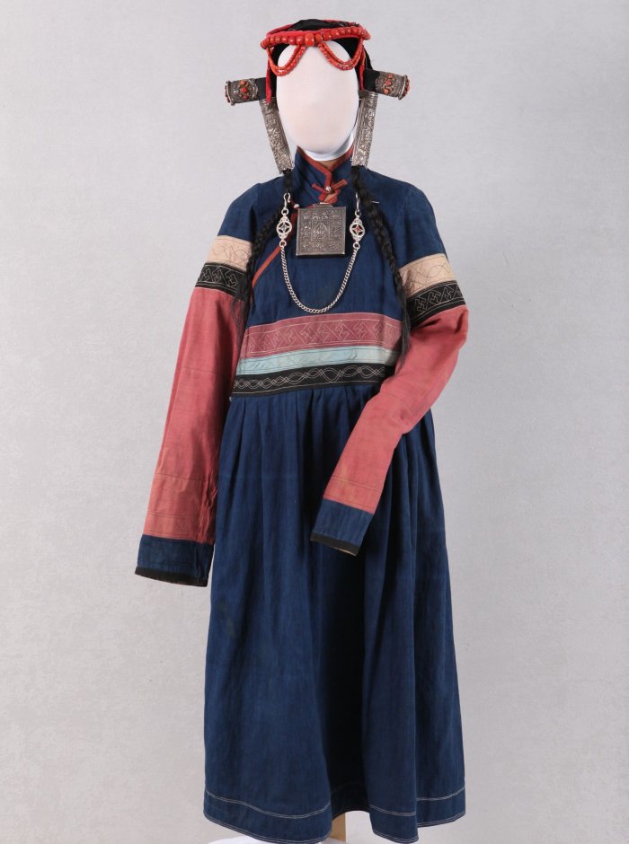 Бурятский национальный костюм дэгэл