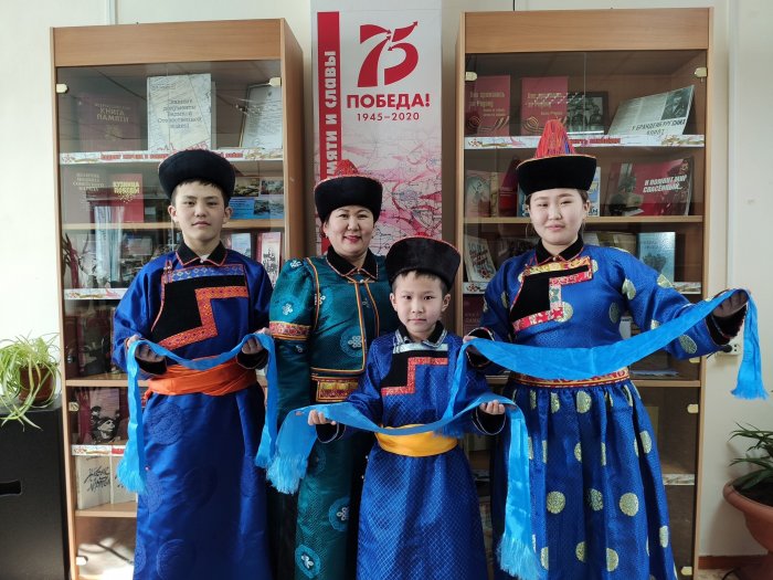 Бурятский национальный костюм дэгэл