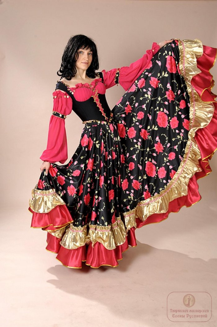 Цыганка с цветком в волосах