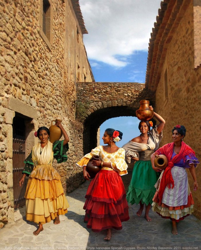 Кукла в народном цыганском костюме