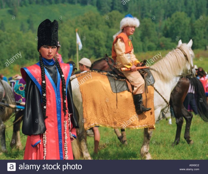 Женский и мужской костюмы алтайцы