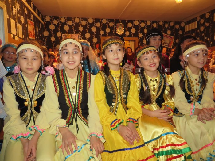 Как выглядят якуты в национальных костюмах окружающий