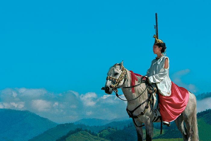 Тувинцы в национальной одежде на коне