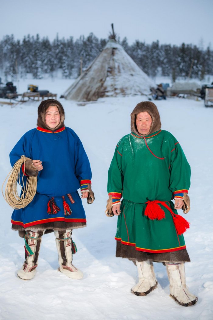 Ханты и ненцы в национальных костюмах