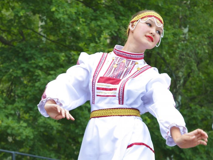 Танец луговых Мари «Ыресла куштымаш»