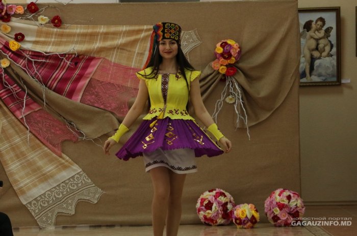 Урок показ национальных костюмов