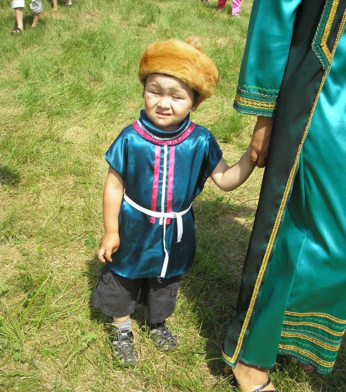 Дети в шорских костюмах