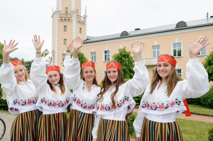 Эстонские девушки в национальных костюмах