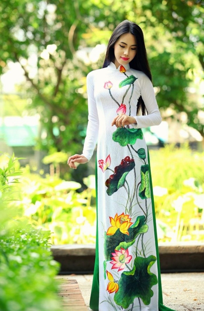 Вьетнамский национальный костюм женский