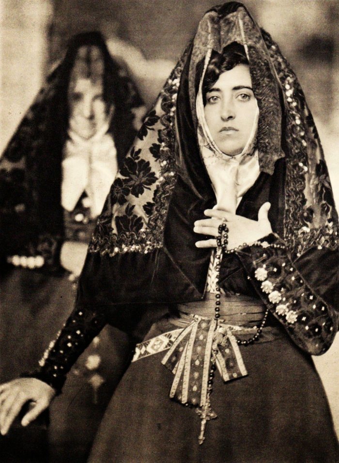 Абхазские головные уборы женские