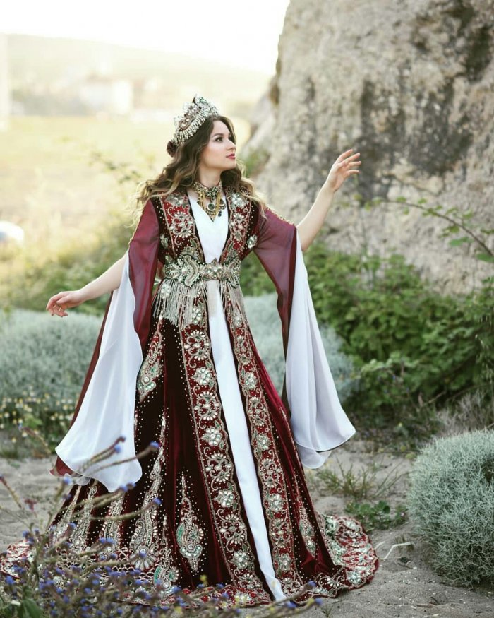 Сыла в национальных платьях