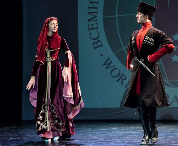 Грузины в национальных костюмах