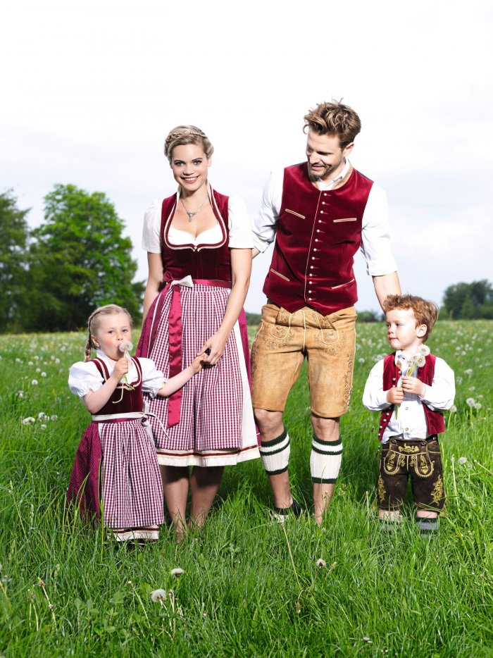 Семья в национальных костюмах
