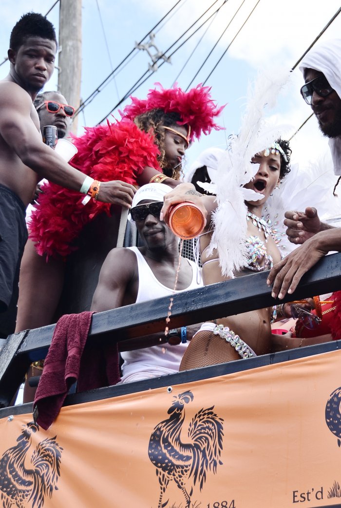 Рианна с фанатами