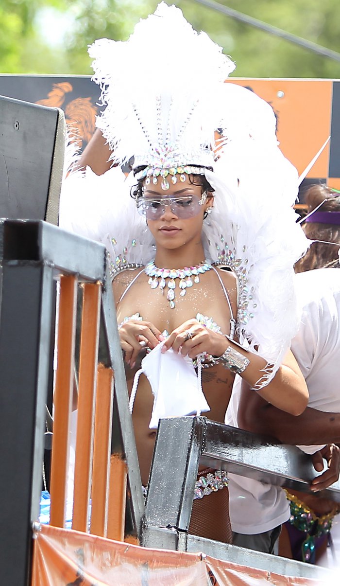 Рианна в карнавальном костюме