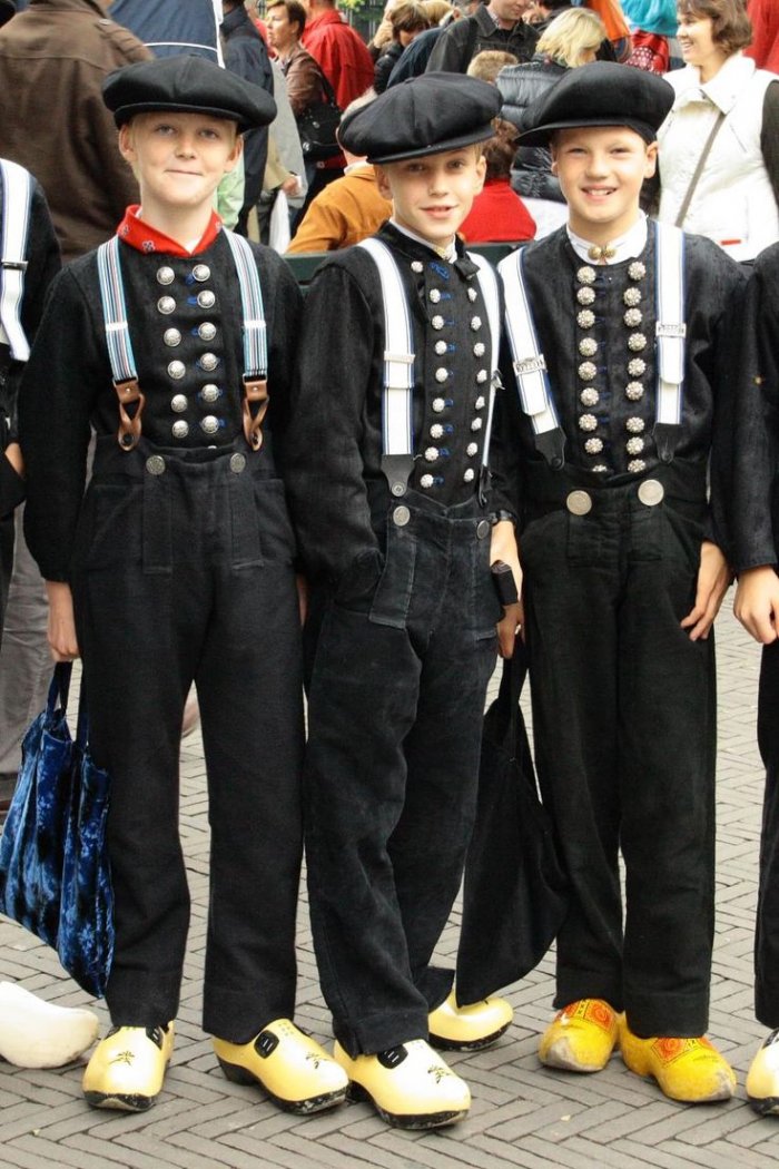 Голландцы в национальных костюмах