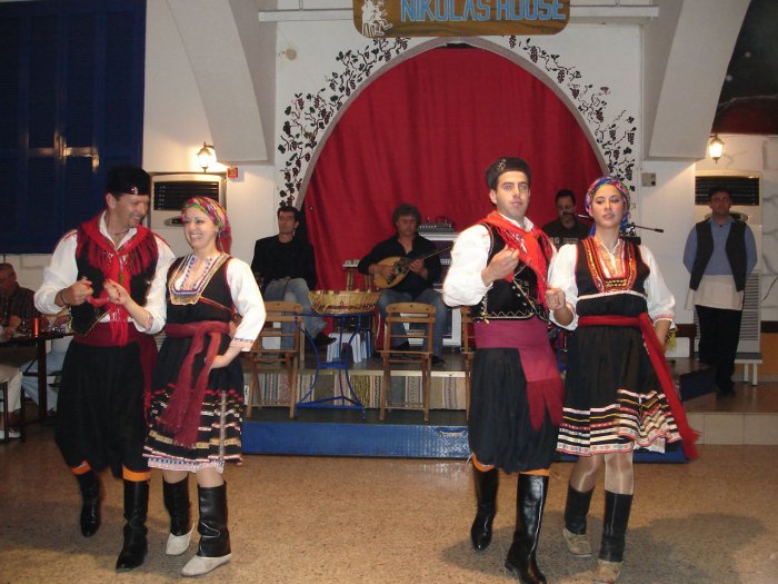 Греки в нац. Костюмах