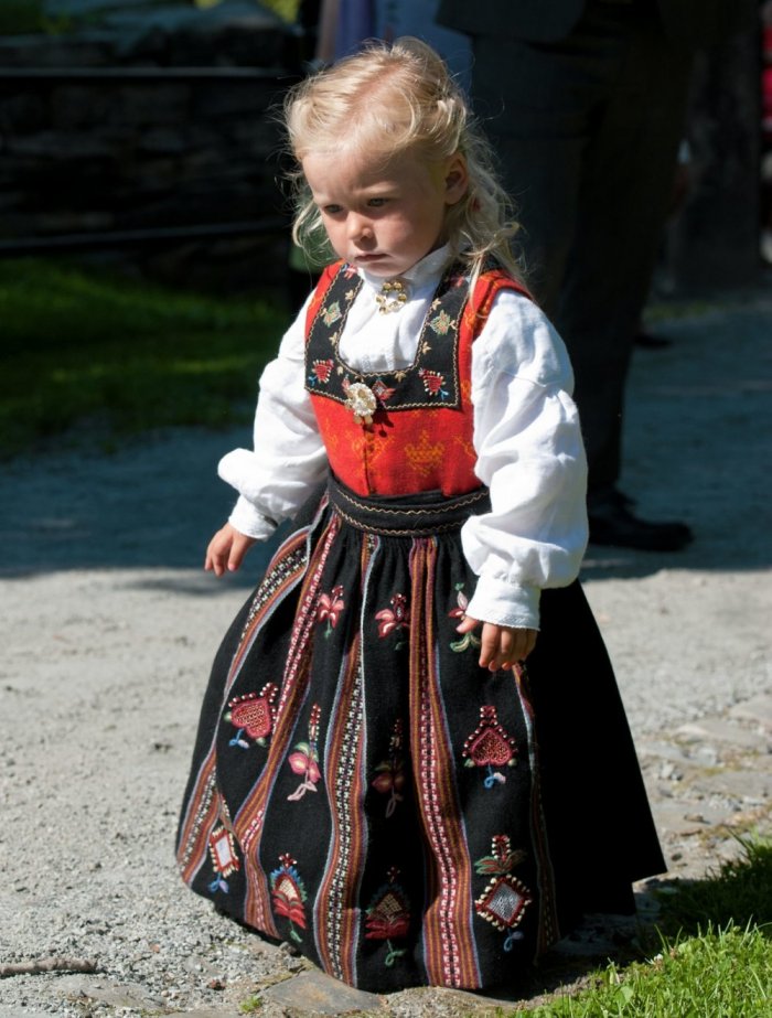 Финские девушки в национальных костюмах