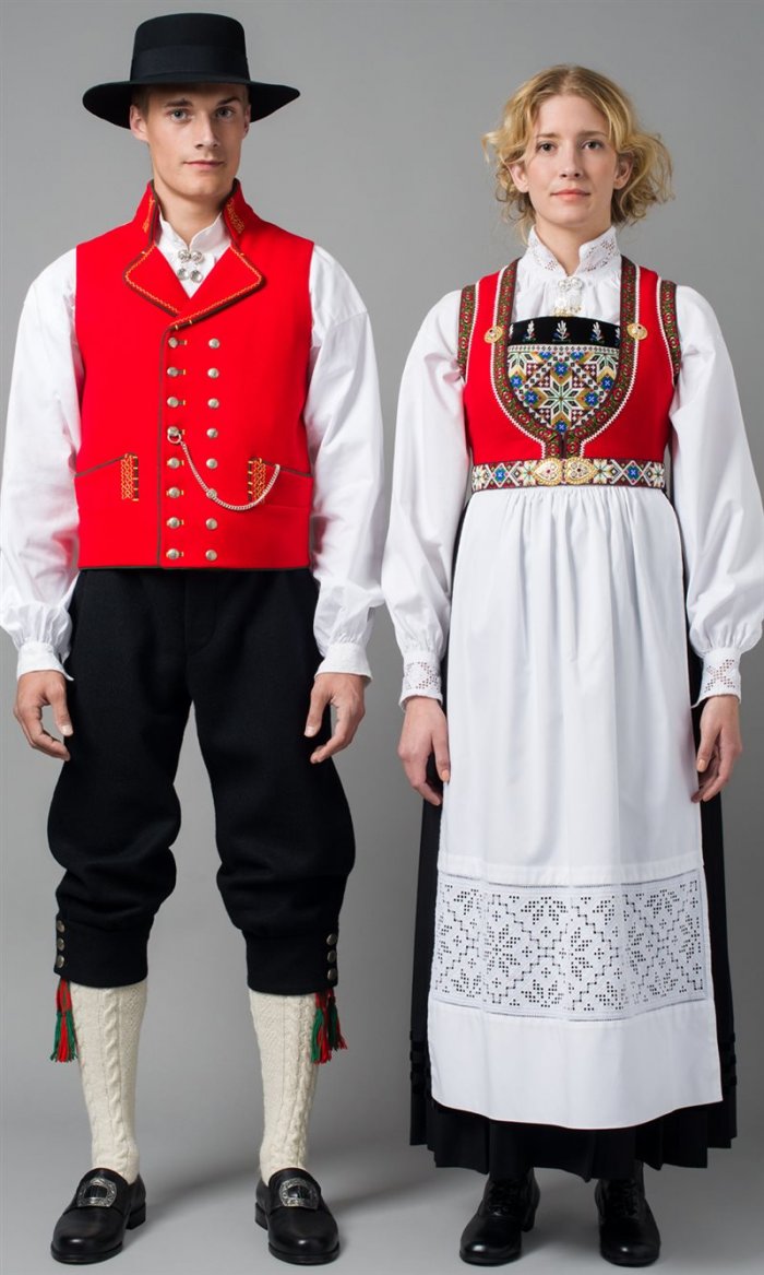 Исландцы в национальных костюмах