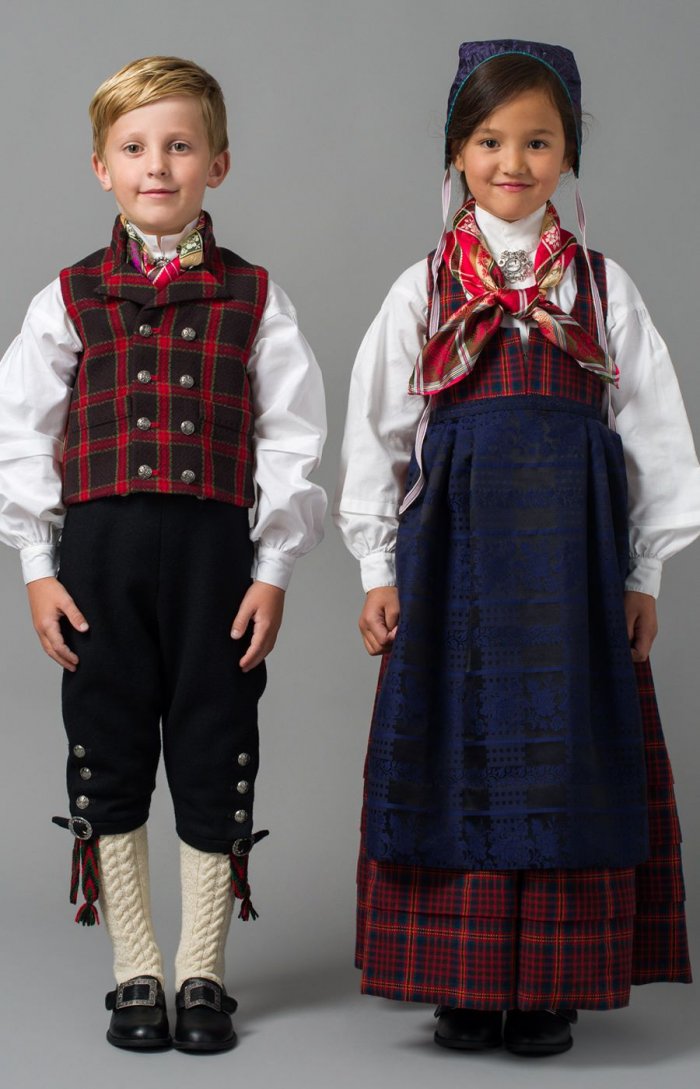 Датская семья в национальном костюме