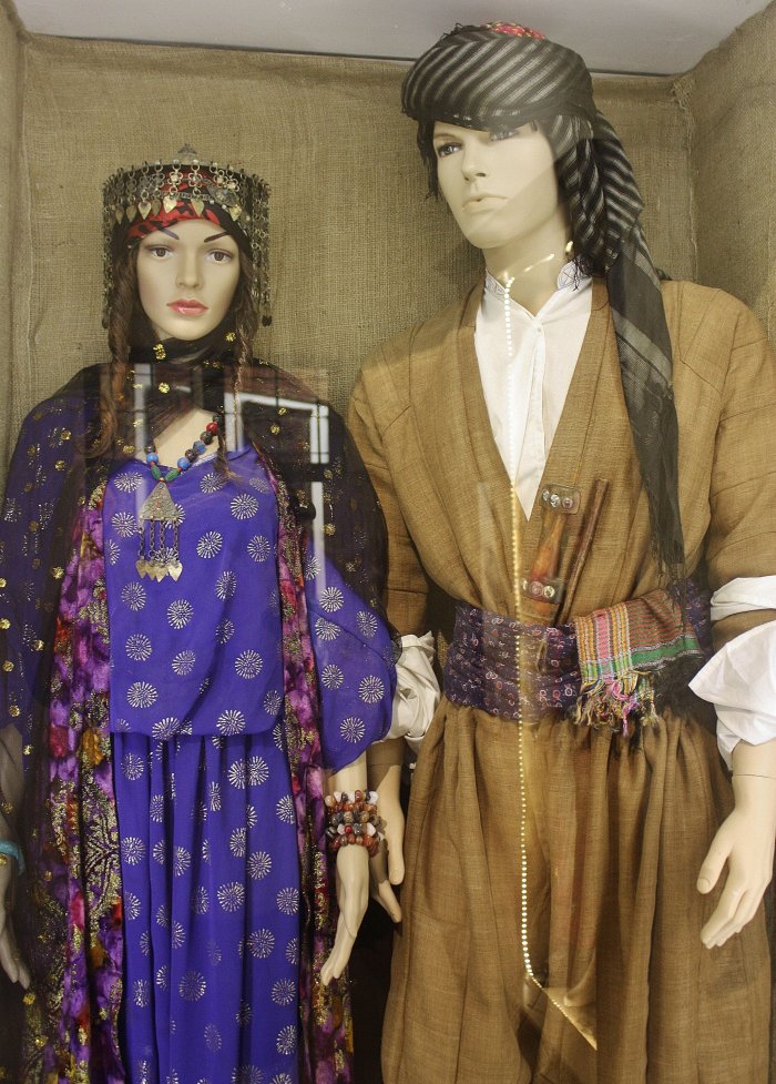 Иранцы в национальных костюмах