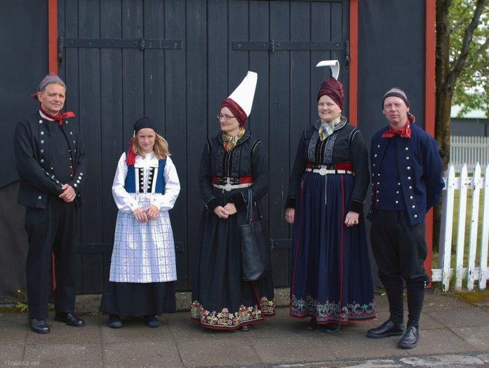 Норвежцы в национальных костюмах